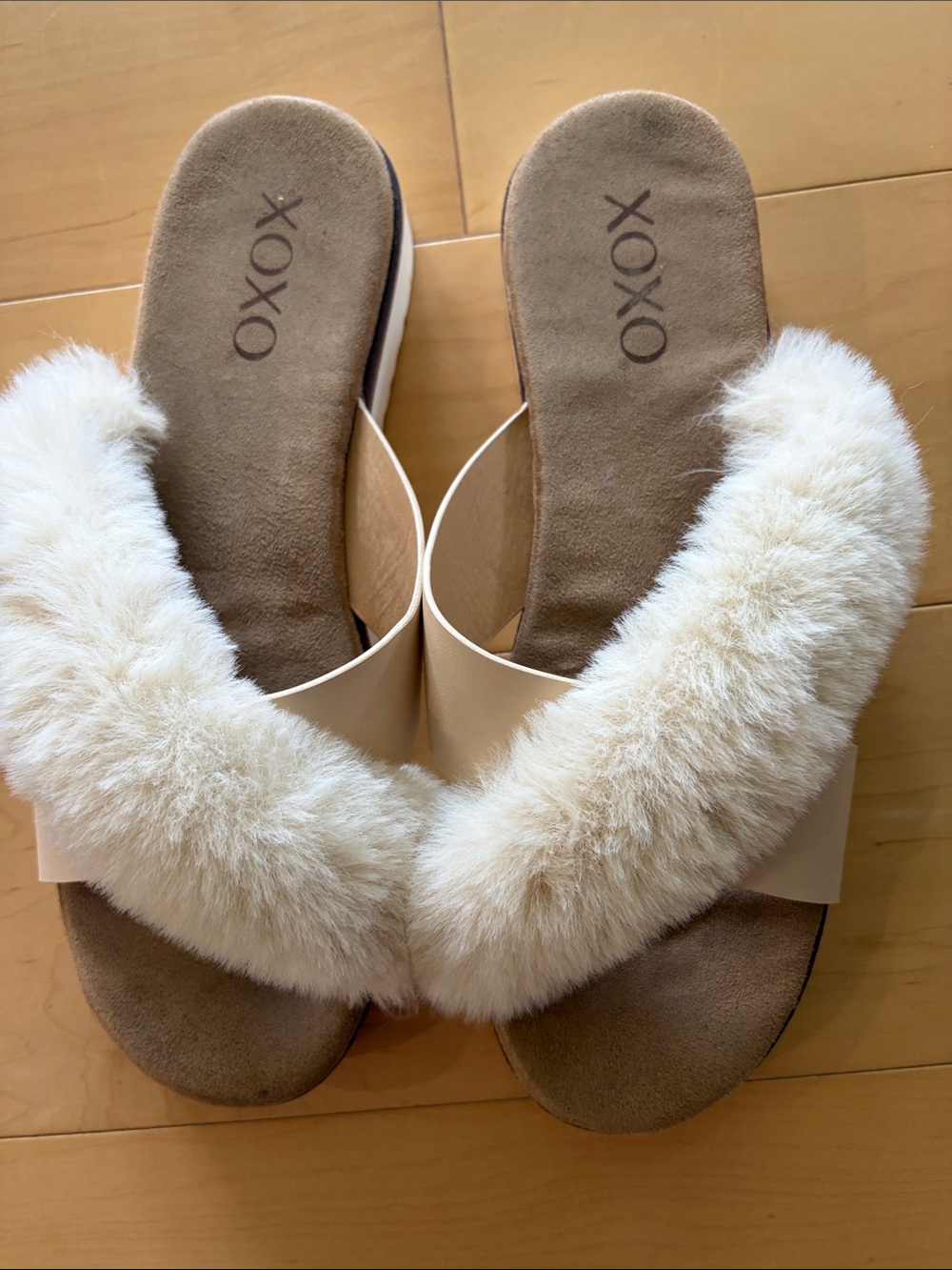 XOXO Cream Faux-Fur Slide Sandals
Size 9